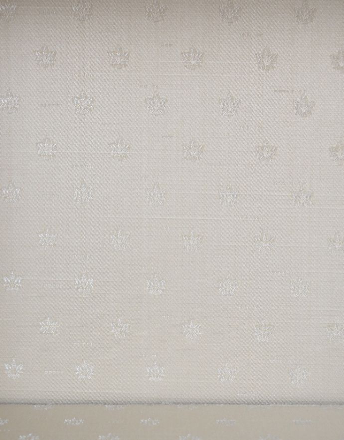 アンティークのキャビネット アンティーク家具 シノワズリーなアンティーク家具、マホガニー材の美しいガラスキャビネット。柄物の食器やお気に入りのアイテムが引き立つようにシンプルな生地に新しく張り替えています。(k-1441k-f)