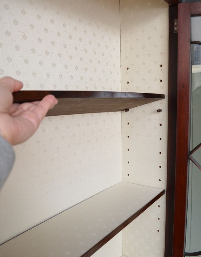 アンティークのキャビネット アンティーク家具 シノワズリーなアンティーク家具、マホガニー材の美しいガラスキャビネット。棚板は、取り外すことも可能です。(k-1441k-f)