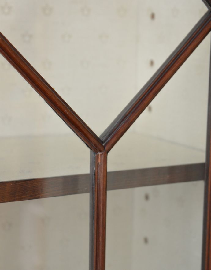 アンティークのキャビネット アンティーク家具 シノワズリーなアンティーク家具、マホガニー材の美しいガラスキャビネット。ガラスも当時のものをそのまま使っています。(k-1441k-f)