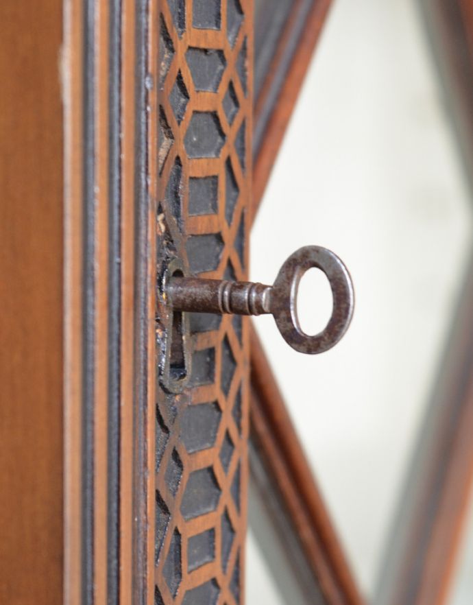 アンティークのキャビネット アンティーク家具 シノワズリーなアンティーク家具、マホガニー材の美しいガラスキャビネット。鍵は使えます。(k-1441k-f)