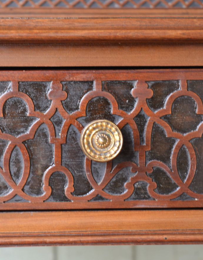 アンティークのキャビネット アンティーク家具 シノワズリーなアンティーク家具、マホガニー材の美しいガラスキャビネット。真ん丸な取っ手が付いています。(k-1441k-f)