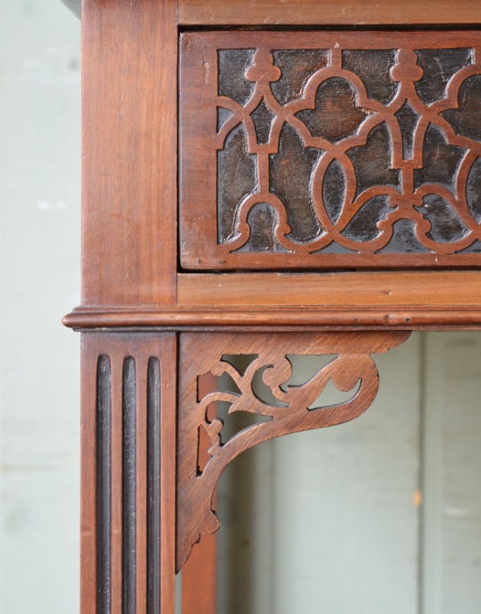 アンティークのキャビネット アンティーク家具 シノワズリーなアンティーク家具、マホガニー材の美しいガラスキャビネット。素敵な装飾ですよね〜!女性心をくすぐるデザインが気に入っています。(k-1441k-f)