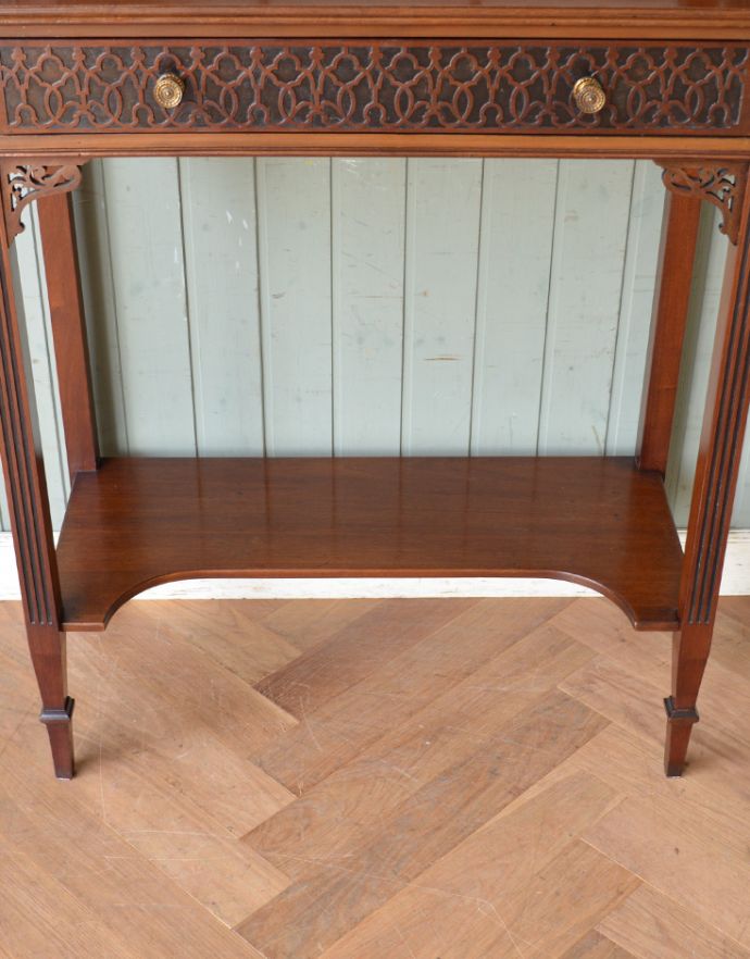 アンティークのキャビネット アンティーク家具 シノワズリーなアンティーク家具、マホガニー材の美しいガラスキャビネット。脚元にも棚が付いているので、何かと便利に使えますよ。(k-1441k-f)