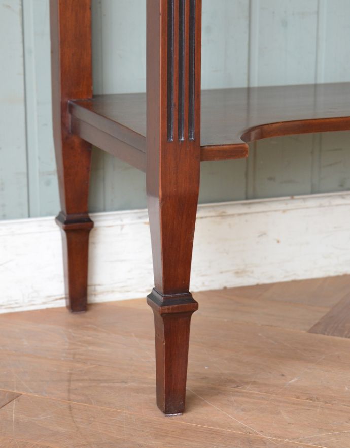 アンティークのキャビネット アンティーク家具 シノワズリーなアンティーク家具、マホガニー材の美しいガラスキャビネット。安定感のある脚がしっかり支えます。(k-1441k-f)