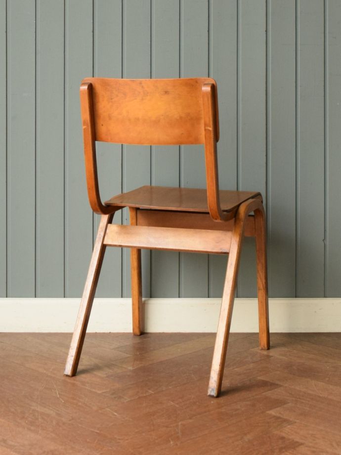 アンティークの椅子の後ろ姿