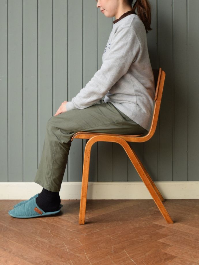 スクールチェアの横顔