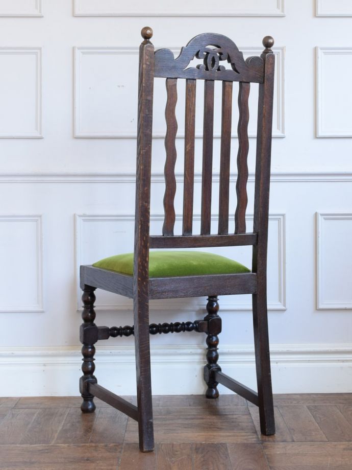 アンティークチェアの後ろ姿