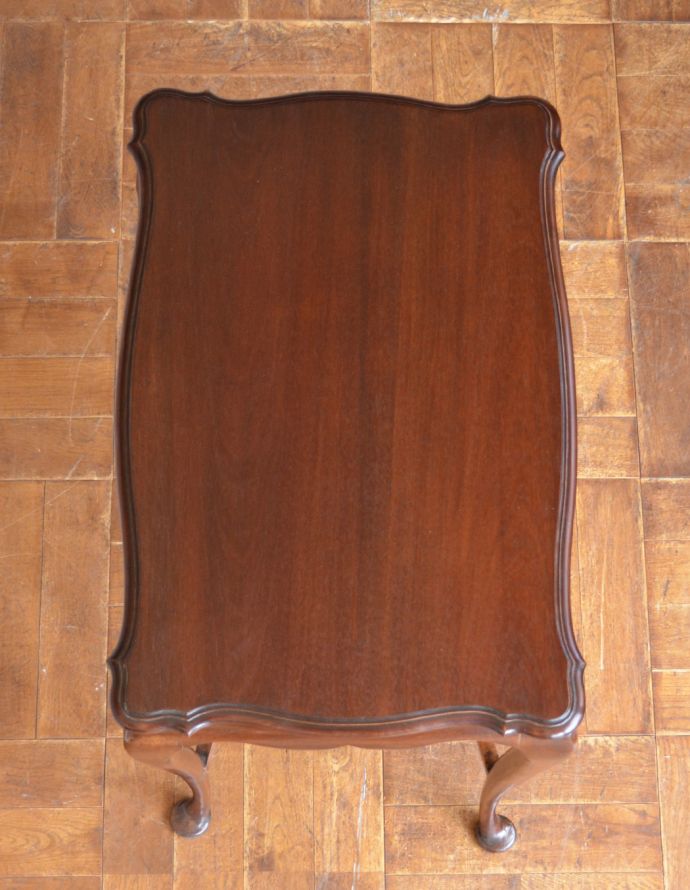 アンティークのテーブル　アンティーク家具　イギリスのアンティーク家具、マホガニー材のオケージョナルテーブル。天板の形を見てみると･･･テーブルの形を上から見ると、こんな感じです。(k-1447-f-1)