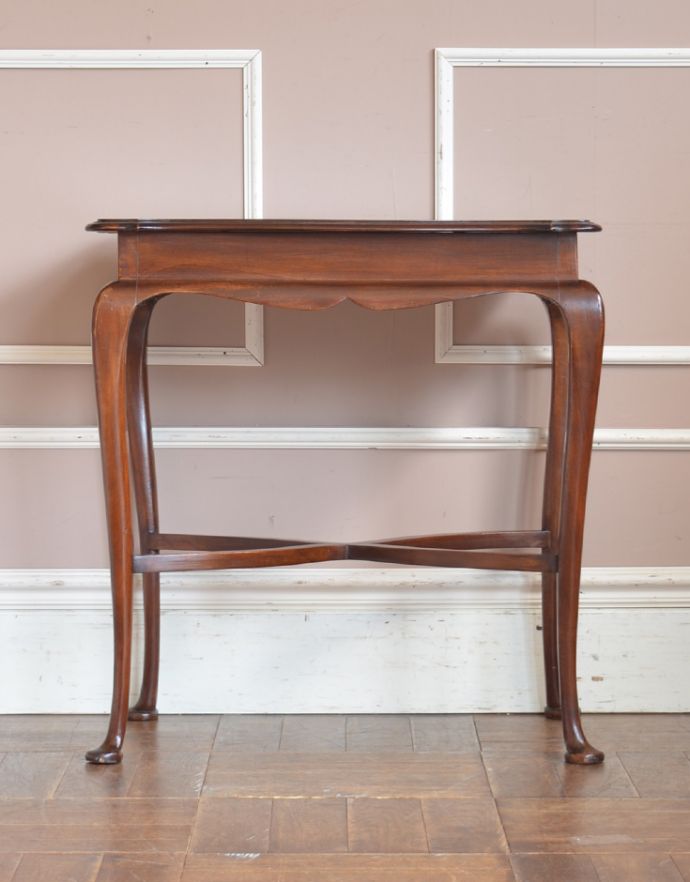 アンティークのテーブル　アンティーク家具　イギリスのアンティーク家具、マホガニー材のオケージョナルテーブル。こちら側も、もちろんキレイです！アンティークは新品ではないので、もちろん経年変化によるキズはありますが、専門の職人がキレイにお直しをしているので、どの角度から見てもキレイです。(k-1447-f-1)