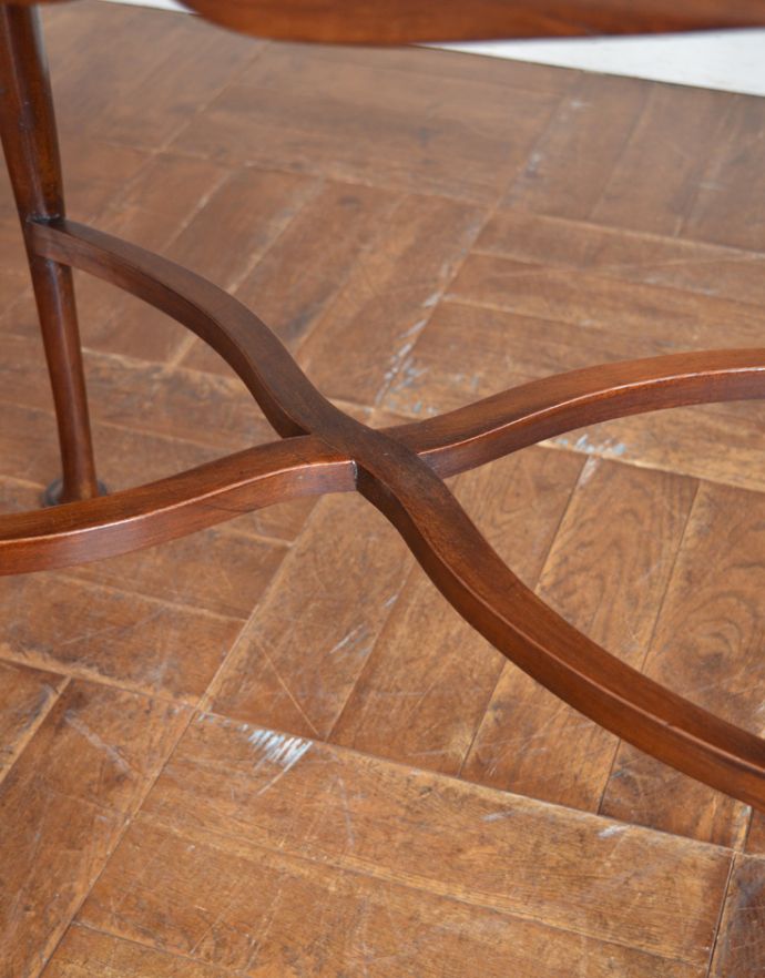 アンティークのテーブル　アンティーク家具　イギリスのアンティーク家具、マホガニー材のオケージョナルテーブル。アンティークは新品ではないので、経年変化によるキズはありますが、専門の職人によって目立たないようにキレイにお直しをしています。(k-1447-f)