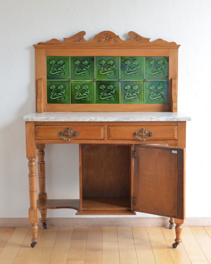 サイドボード　アンティーク家具　天然石とタイルを使ったウォッシュスタンド、サテンウッド材のアンティーク家具。扉を開いた中もキレイです。(k-1449-f)