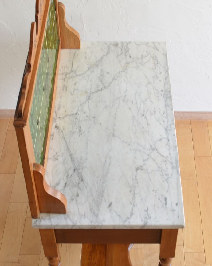 サイドボード　アンティーク家具　天然石とタイルを使ったウォッシュスタンド、サテンウッド材のアンティーク家具。天然大理石を使った贅沢な天板天板には女性の憧れ、天然の大理石が使われている贅沢な家具です。(k-1449-f)