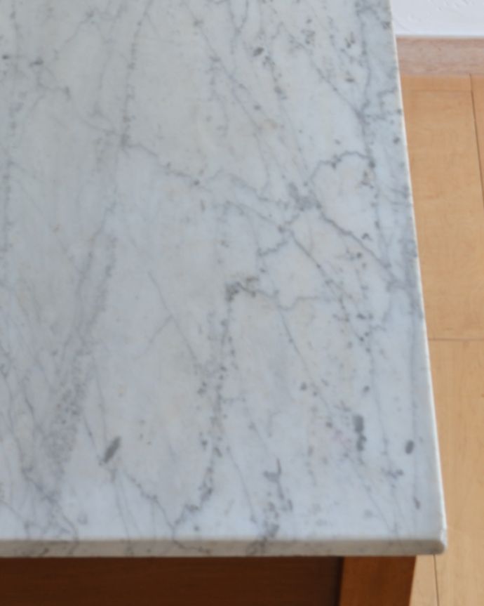 サイドボード　アンティーク家具　天然石とタイルを使ったウォッシュスタンド、サテンウッド材のアンティーク家具。コンディションもバッチリ！天然大理石はコンディションが一番大事なポイント。(k-1449-f)