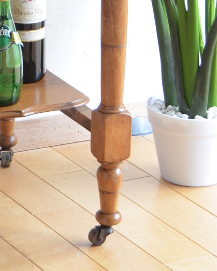 サイドボード　アンティーク家具　天然石とタイルを使ったウォッシュスタンド、サテンウッド材のアンティーク家具。女性1人でラクラク運べちゃうんです足先にはキャスターも付いています。(k-1449-f)