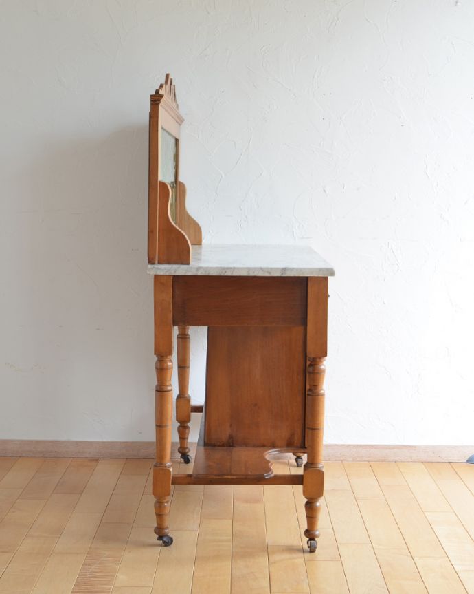 サイドボード　アンティーク家具　天然石とタイルを使ったウォッシュスタンド、サテンウッド材のアンティーク家具。横から見てもステキもちろん、横から見てもキレイに仕上がっています。(k-1449-f)