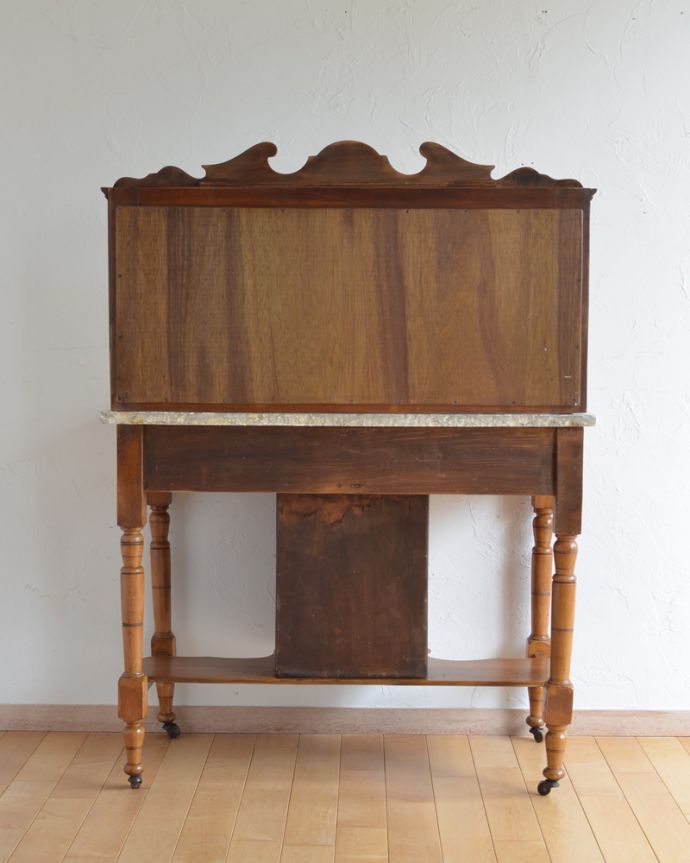 サイドボード　アンティーク家具　天然石とタイルを使ったウォッシュスタンド、サテンウッド材のアンティーク家具。キレイに修復しました！アンティークは新品ではないので、経年変化によるキズはありますが、専門の職人がキレイにお直しをしているので、後姿もキレイです。(k-1449-f)