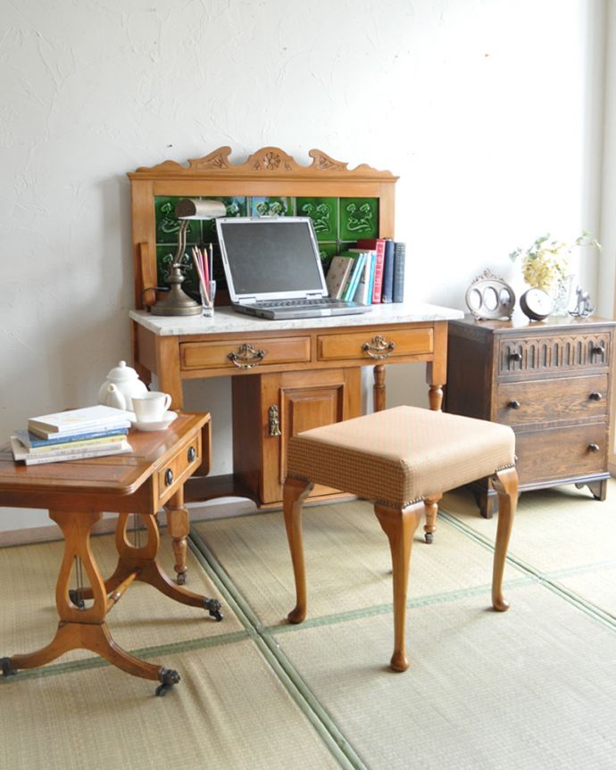 サイドボード　アンティーク家具　天然石とタイルを使ったウォッシュスタンド、サテンウッド材のアンティーク家具。デスクとしても使えちゃう現代、洗面所として使う人がいなくなった高級家具の使い方は時を経た今、自由自在。(k-1449-f)