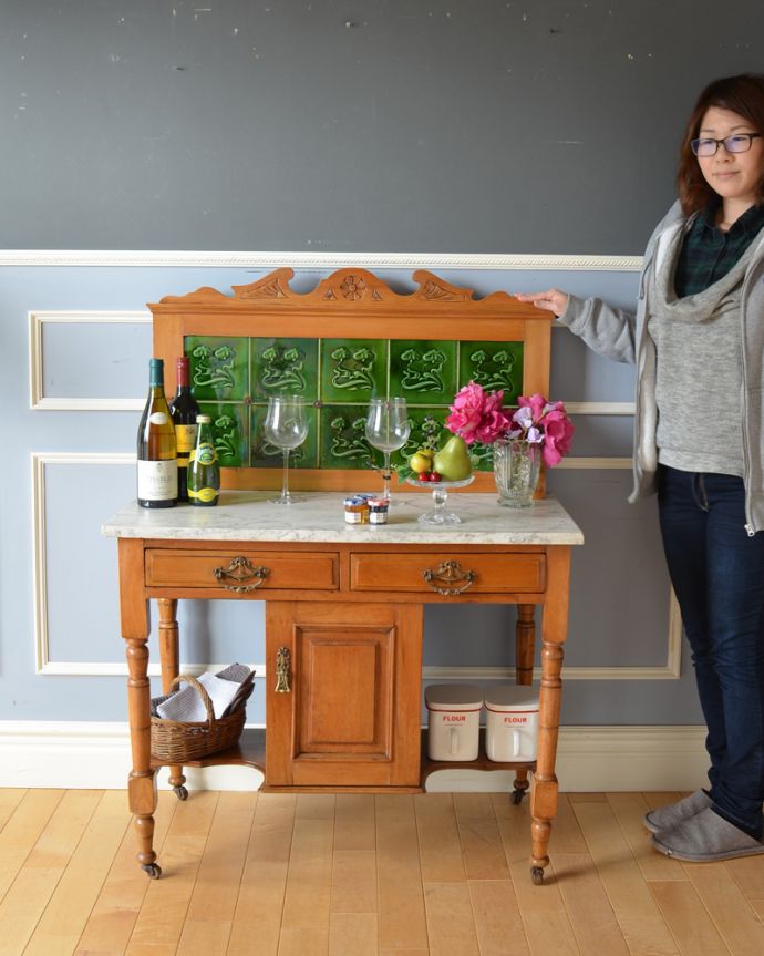 サイドボード　アンティーク家具　天然石とタイルを使ったウォッシュスタンド、サテンウッド材のアンティーク家具。アンティークでしか手に入らない家具まだ水道の発達していない時代に洗面所として必ず使われていたウォッシュスタンド。(k-1449-f)