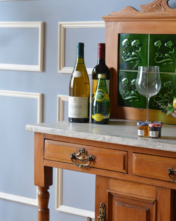 サイドボード　アンティーク家具　天然石とタイルを使ったウォッシュスタンド、サテンウッド材のアンティーク家具。タイルと天然大理石の美しいコラボ洗面器を置いて顔や手を洗う用に使っていた家具には、水が弾いてもいいようにタイルと天然大理石の贅沢な素材が使われています。(k-1449-f)