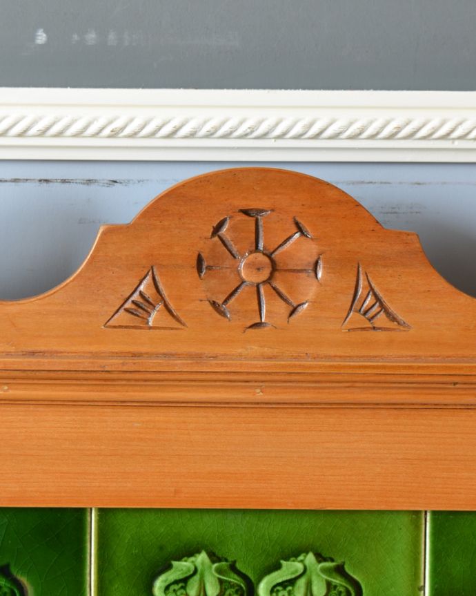 サイドボード　アンティーク家具　天然石とタイルを使ったウォッシュスタンド、サテンウッド材のアンティーク家具。惚れ惚れするような美しさとっても堅い無垢材に一体どうやって彫っていったんでしょう？アンティークらしく細かい彫りを眺めているだけでうっとりしてしまいます。(k-1449-f)