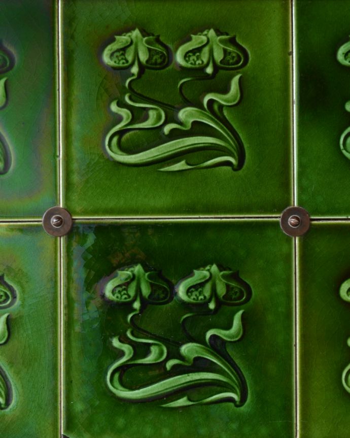 サイドボード　アンティーク家具　天然石とタイルを使ったウォッシュスタンド、サテンウッド材のアンティーク家具。アンティークだけが持つ独特の風合い美しい模様のアンティークタイルにうっとり･･･年月を経たアンティークタイルだけが持つ魅力を楽しんでください。(k-1449-f)