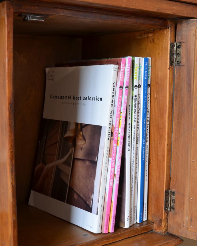 サイドボード　アンティーク家具　天然石とタイルを使ったウォッシュスタンド、サテンウッド材のアンティーク家具。雑誌も収納出来る実力派A4サイズの雑誌も立てて収納できるから、いろんな場所で便利に使って下さい。(k-1449-f)