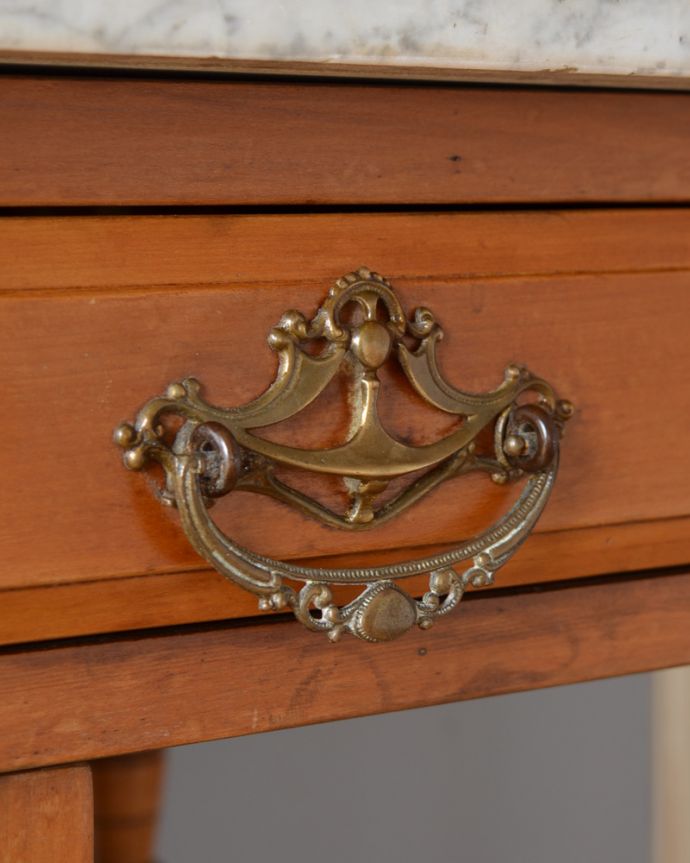 サイドボード　アンティーク家具　天然石とタイルを使ったウォッシュスタンド、サテンウッド材のアンティーク家具。開ける度になんだかワクワク引き出しの取っ手も可愛いデザイン。(k-1449-f)