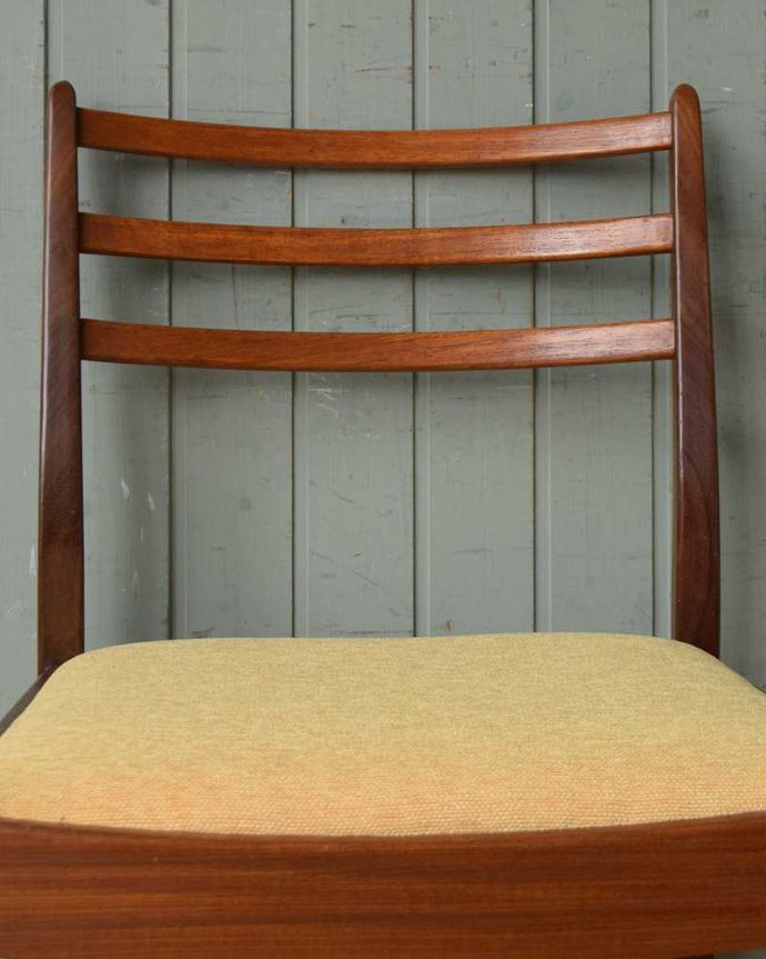 ダイニングチェア アンティーク チェア シンプルで男性にもオススメ、Gプランのビンテージダイニングチェア。後からキュッと支えてくれる背もたれシンプルでスッキリとまとめられたヴィンテージチェア。(k-1452-c)