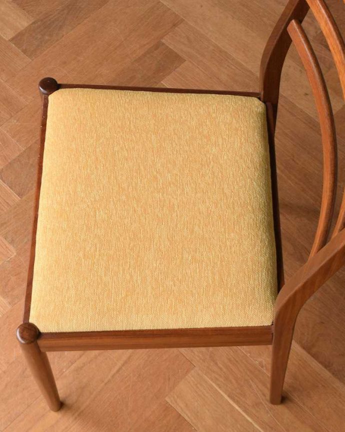 ダイニングチェア アンティーク チェア シンプルで男性にもオススメ、Gプランのビンテージダイニングチェア。新しく貼り替えました修復の際、座面の生地も新しいものに貼り替えてあります。(k-1452-c)