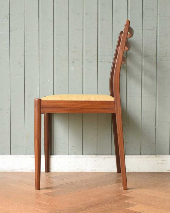 ダイニングチェア アンティーク チェア シンプルで男性にもオススメ、Gプランのビンテージダイニングチェア。横から見てもスッキリとカッコイイヴィンテージチェアは、もちろん新品ではないので経年変化によるキズはありますが、キレイに修復したので安心して座って下さい。(k-1452-c)