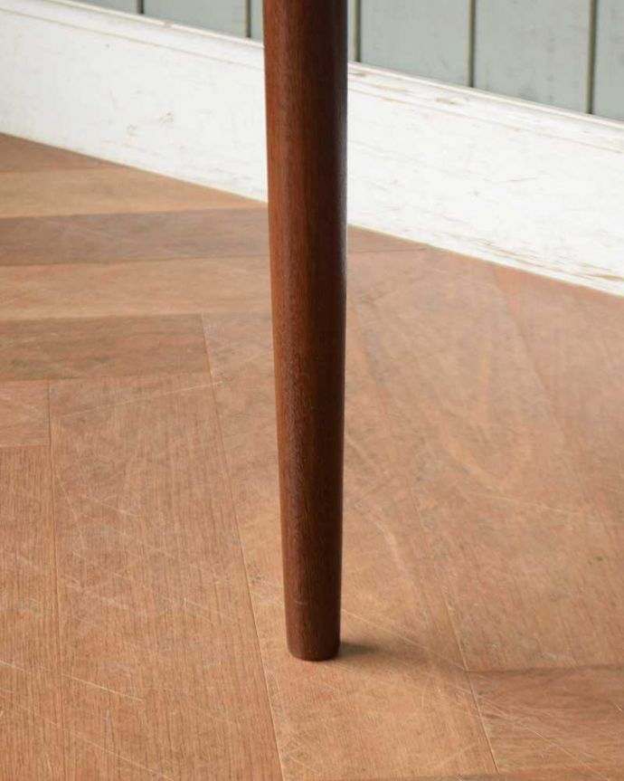 ダイニングチェア アンティーク チェア シンプルで男性にもオススメ、Gプランのビンテージダイニングチェア。床を滑らせて移動出来ますHandleではアンティークチェアの脚の裏にフェルトキーパーをお付けしています。(k-1452-c)