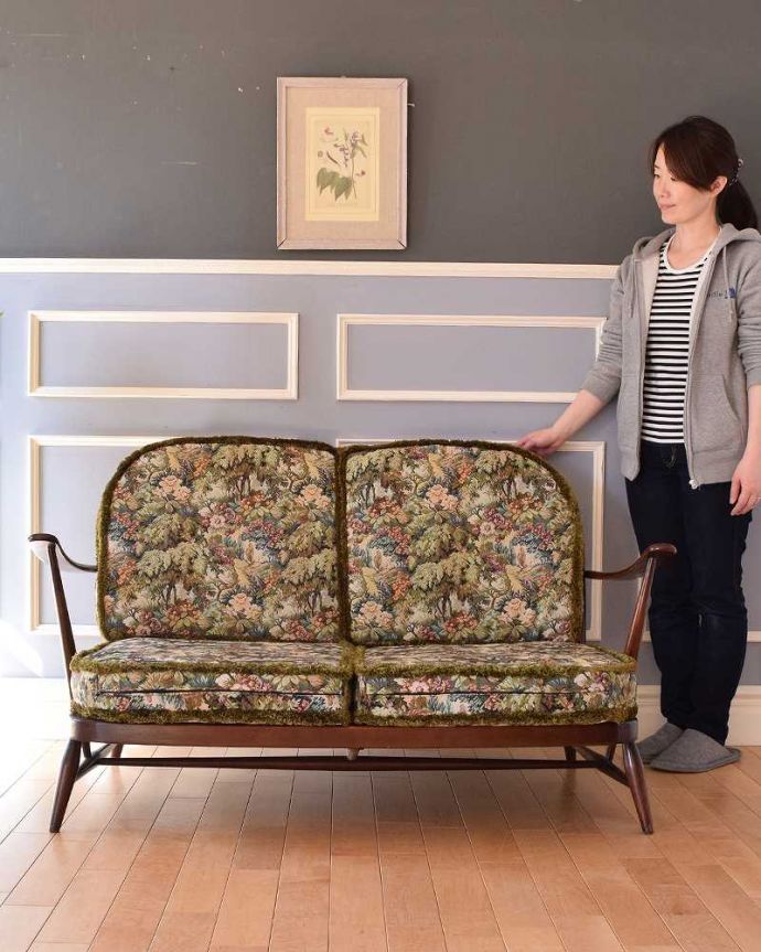 アーコールの家具　アンティーク チェア　お花柄が素敵なアンティークチェア、アーコールの２人掛けソファ。アーコールらしいスッキリしたカッコよさシンプルな中にアーコールらしい職人技が見られるラウンジチェア。(k-1453-c)