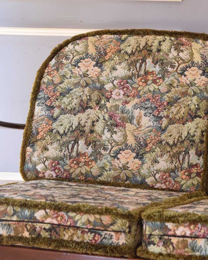 アーコールの家具　アンティーク チェア　お花柄が素敵なアンティークチェア、アーコールの２人掛けソファ。包み込んでくれる背もたれ背もたれにもクッションが付いているので、ソファのように、ゆったりと背中を預けることができます。(k-1453-c)