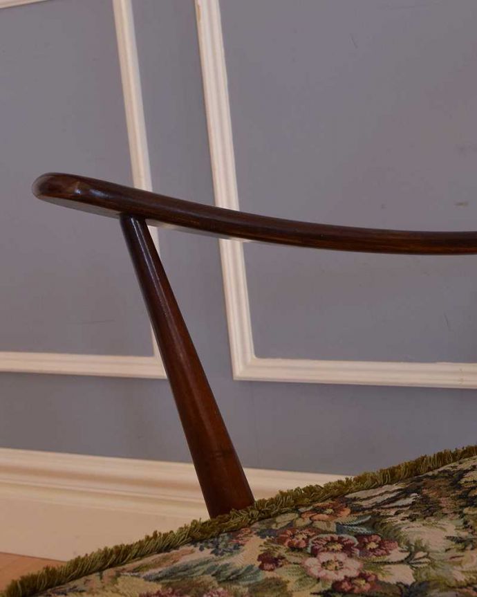 アーコールの家具　アンティーク チェア　お花柄が素敵なアンティークチェア、アーコールの２人掛けソファ。さらにリラックスできるアーム付き1人掛けのアーム付きチェアは、自分だけの時間をリラックスさせてくれる最強アイテム。(k-1453-c)