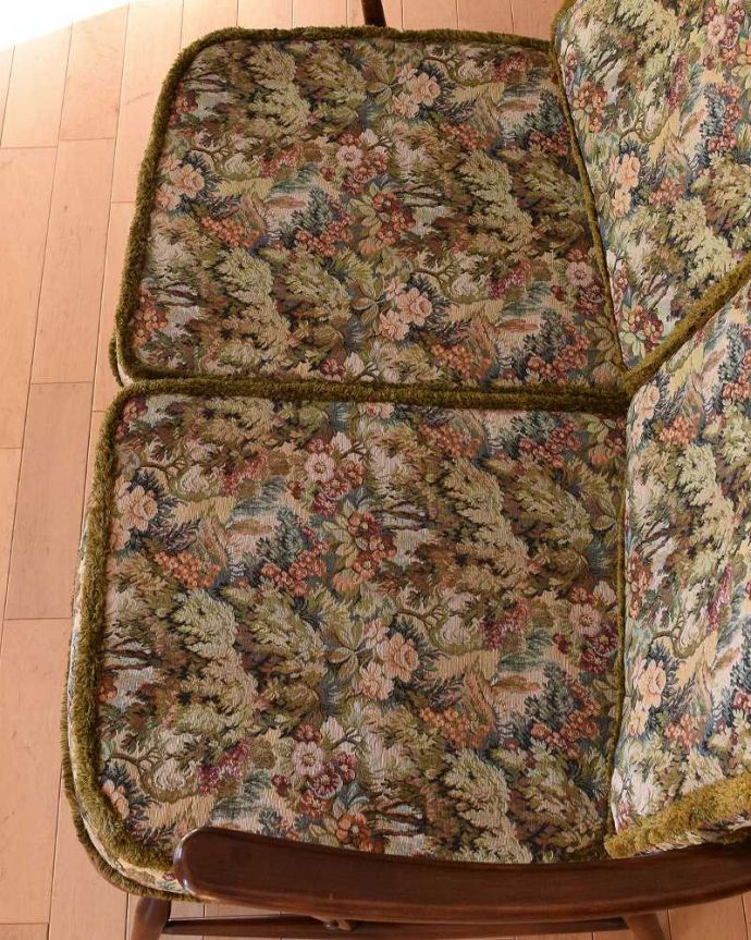 アーコールの家具　アンティーク チェア　お花柄が素敵なアンティークチェア、アーコールの２人掛けソファ。広々とした座面ふかふかの大きな座面が包み込んでくれます。(k-1453-c)