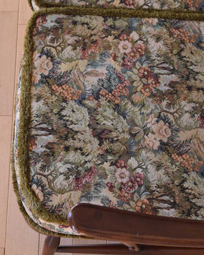 アーコールの家具　アンティーク チェア　お花柄が素敵なアンティークチェア、アーコールの２人掛けソファ。カバーはオリジナルのままですきれいにクリーニングしてあるので安心してお使い頂けます。(k-1453-c)