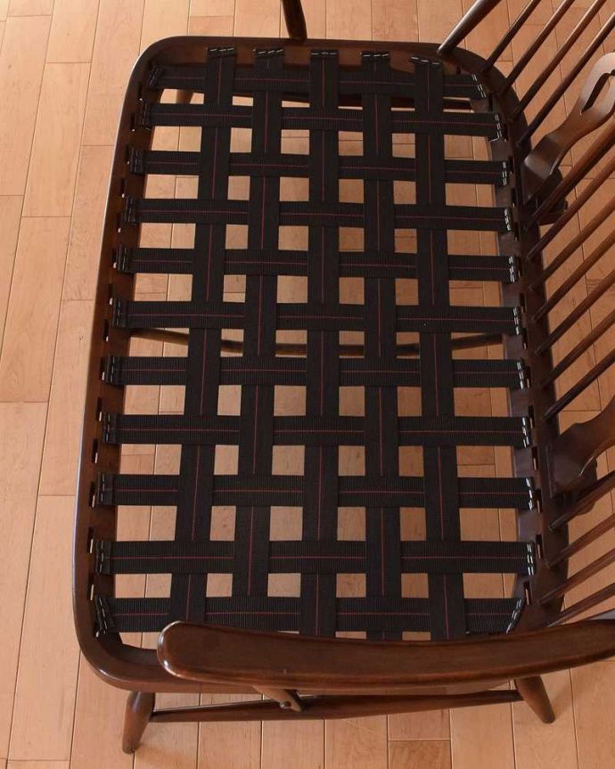 アーコールの家具　アンティーク チェア　お花柄が素敵なアンティークチェア、アーコールの２人掛けソファ。クッションを外すとこんな感じウェービングテープ仕様なので、掛け心地はバツグンです。(k-1453-c)