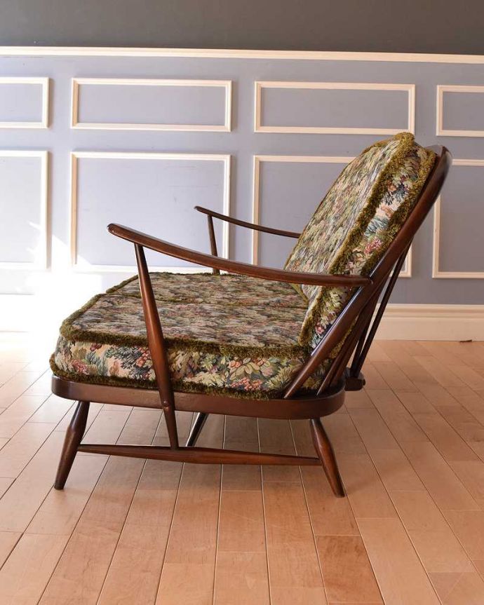 アーコールの家具　アンティーク チェア　お花柄が素敵なアンティークチェア、アーコールの２人掛けソファ。横から見てもカッコイイ計算され作りたシンプルなフォルム。(k-1453-c)