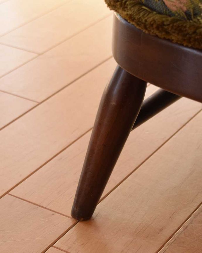 アーコールの家具　アンティーク チェア　お花柄が素敵なアンティークチェア、アーコールの２人掛けソファ。持ち上げなくても移動できます！Handleのアンティークは、脚の裏にフェルトキーパーをお付けしていますので、持ち上げなくても床を滑らせて移動させることが出来ます。(k-1453-c)