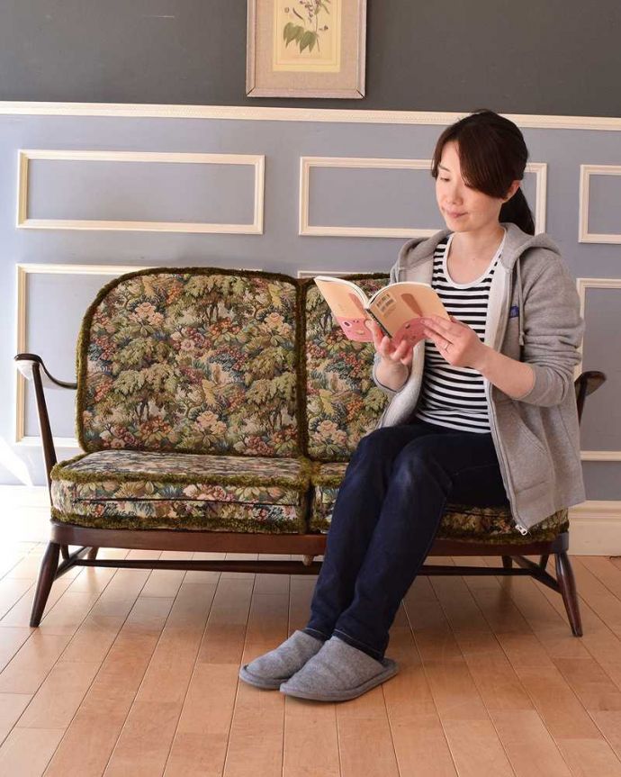 アーコールの家具　アンティーク チェア　お花柄が素敵なアンティークチェア、アーコールの２人掛けソファ。ゆったり座れます修復してありますので、見て楽しむだけじゃなく、実際に座ってお使い頂けます。(k-1453-c)