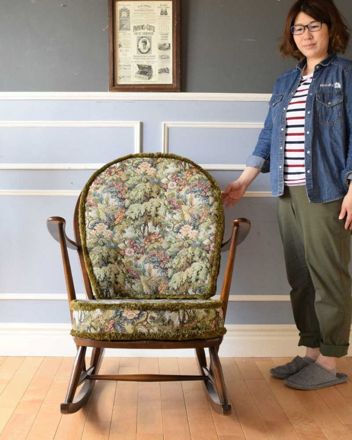 アーコールの家具　アンティーク チェア　アーコールヴィンテージチェア、お花模様も素敵なアーム付きのロッキングチェア。アーコールらしいスッキリしたカッコよさシンプルな中にアーコールらしい職人技が見られるラウンジチェア。(k-1455-c)