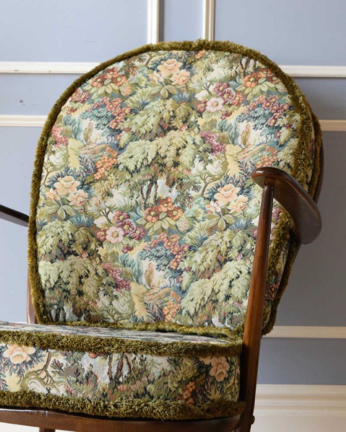 アーコールの家具　アンティーク チェア　アーコールヴィンテージチェア、お花模様も素敵なアーム付きのロッキングチェア。包み込んでくれる背もたれ背もたれにもクッションが付いているので、ソファのように、ゆったりと背中を預けることができます。(k-1455-c)