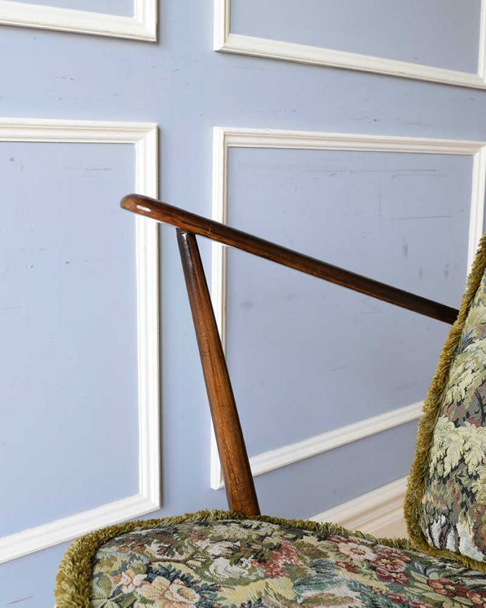 アーコールの家具　アンティーク チェア　アーコールヴィンテージチェア、お花模様も素敵なアーム付きのロッキングチェア。さらにリラックスできるアーム付き1人掛けのアーム付きチェアは、自分だけの時間をリラックスさせてくれる最強アイテム。(k-1455-c)