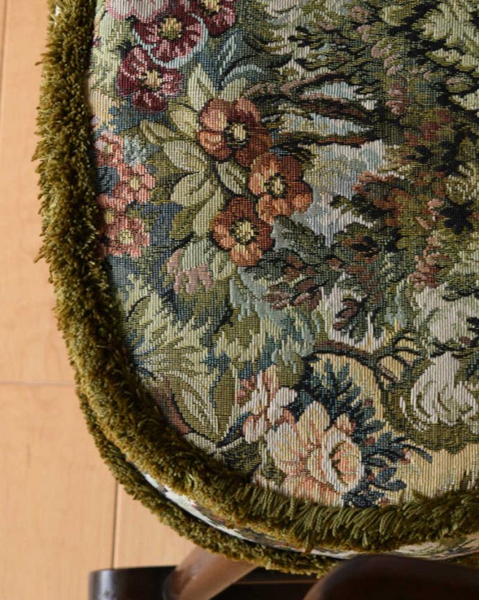 アーコールの家具　アンティーク チェア　アーコールヴィンテージチェア、お花模様も素敵なアーム付きのロッキングチェア。カバーはオリジナルのままですもちろんカバーもきれいにクリーニングしてあるので安心してお使い頂けます。(k-1455-c)