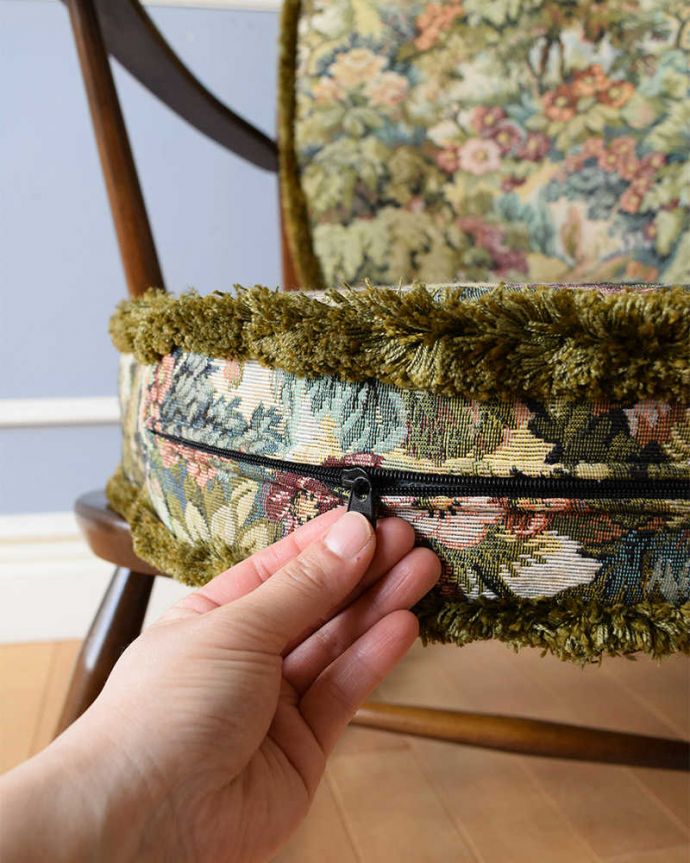 アーコールの家具　アンティーク チェア　アーコールヴィンテージチェア、お花模様も素敵なアーム付きのロッキングチェア。取り外し出来ますカバーは全てチャックで取り外せるカバーリング仕様になっています。(k-1455-c)