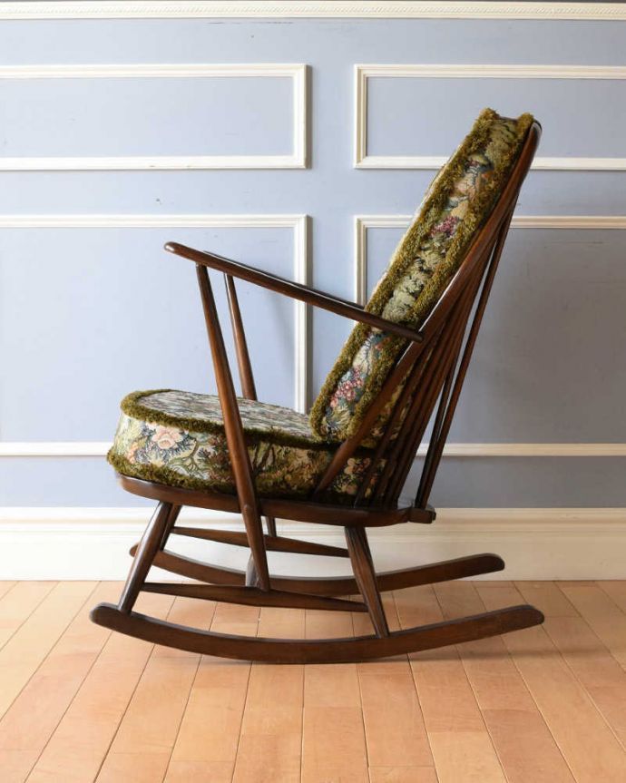 アーコールの家具　アンティーク チェア　アーコールヴィンテージチェア、お花模様も素敵なアーム付きのロッキングチェア。横から見てもカッコイイ計算され作りたシンプルなフォルム。(k-1455-c)