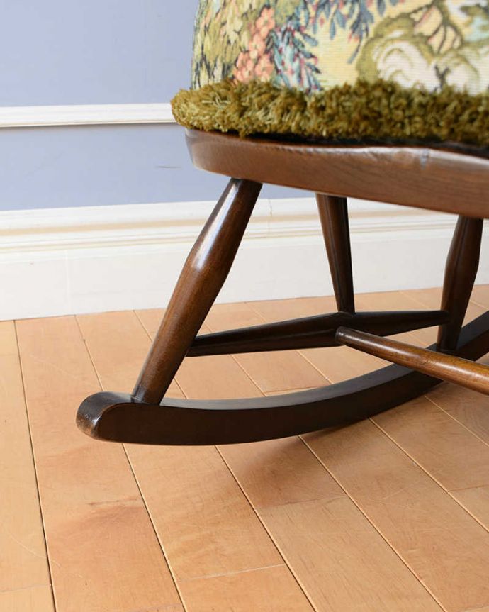 アーコールの家具　アンティーク チェア　アーコールヴィンテージチェア、お花模様も素敵なアーム付きのロッキングチェア。脚元はロッキングになっていますメンテナンスをしっかりしてるので安心しておかけ下さい。(k-1455-c)