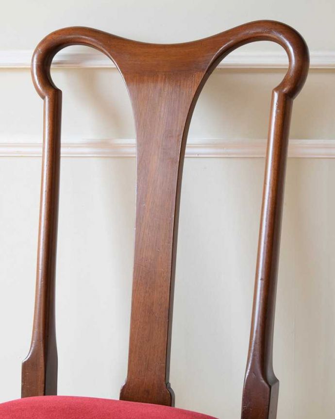 ダイニングチェア　アンティーク チェア　英国で見つけたアンティークチェア、細いラインが繊細で美しいクイーンアンチェア。ベースバックに描かれた花瓶クイーンアンチェアの一番の特長が曲線を描く背もたれ平板。(k-1456-c)