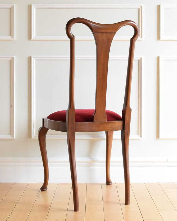 ダイニングチェア　アンティーク チェア　英国で見つけたアンティークチェア、細いラインが繊細で美しいクイーンアンチェア。しっかり修復したので、後ろ姿にも自信がありますいろんな修復方法がありますが、Handleでは専門の職人が一度、全てをバラしてから丁寧に組み上げているのでクオリティが違います。(k-1456-c)