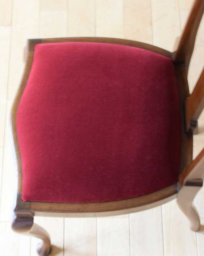 ダイニングチェア　アンティーク チェア　英国で見つけたアンティークチェア、細いラインが繊細で美しいクイーンアンチェア。新しく貼り替えました修復の際、座面の生地も新しいものに貼り替えてあります。(k-1456-c)
